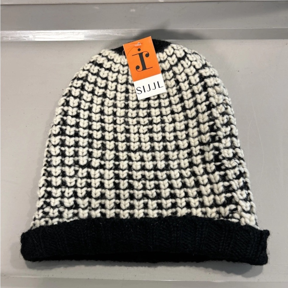 NWT 100% Wool Outer Shell Knitted Cuffed Hat Fleece Lining Womens OS White/Black